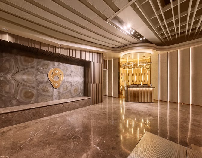 The entrance to the 080 Domestic Lounge at Kempegowda Bangalore International Airport features a reception desk and decorative wall design.