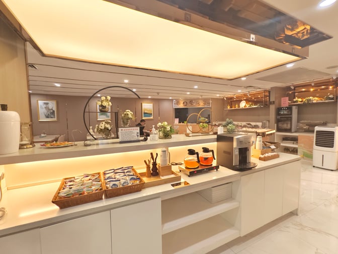 The KunMing Airline V19 Lounge at Kunming Changshui International Airport features a self-serve beverage station with coffee and tea options.