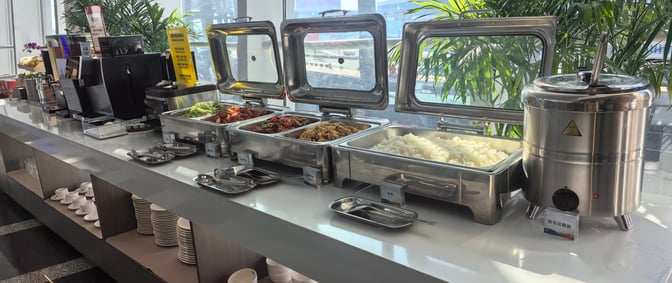 The T3 VIP Lounge at Lanzhou Zhongchuan Airport features a self-serve buffet with hot dishes and a soup station.