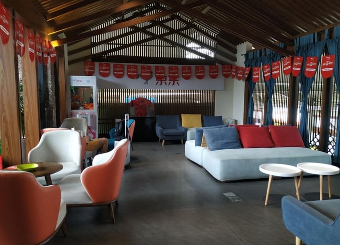The VIP lounge at Lijiang Sanyi Airport features comfortable seating with sofas and chairs, providing a relaxing space for travelers.