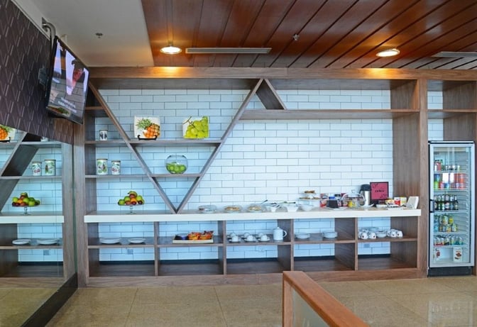 The Executivo 2000 Lounge at Maputo International Airport features a self-serve snack area with fresh fruit, packaged snacks, and beverages.