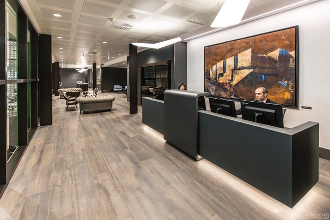 The reception area of Club S.E.A. Sala Leonardo at Milan Linate Airport features a check-in desk and seating area.