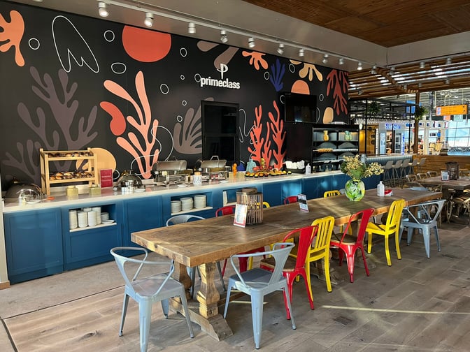 The Primeclass Lounge (Domestic) at Milas–Bodrum Airport features a self-serve buffet area with hot dishes, pastries, and ample seating.