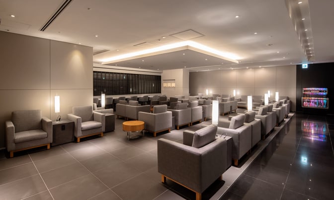 The IASS Superior Lounge at Narita International Airport features a spacious seating area with armchairs and individual lamps for travelers.