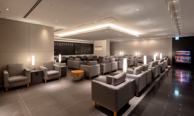 The IASS Superior Lounge at Narita International Airport features a spacious seating area with armchairs and individual lamps for travelers.