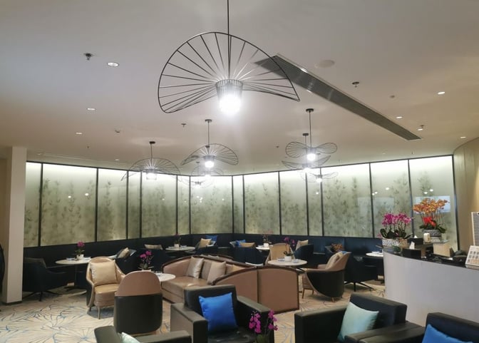 The VIP Lounge at Ningbo Lishe International Airport features comfortable seating with tables and decorative partitions for a relaxing atmosphere.