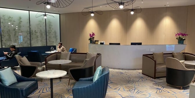 The VIP Lounge at Ningbo Lishe International Airport features a reception desk and comfortable seating areas for travelers.