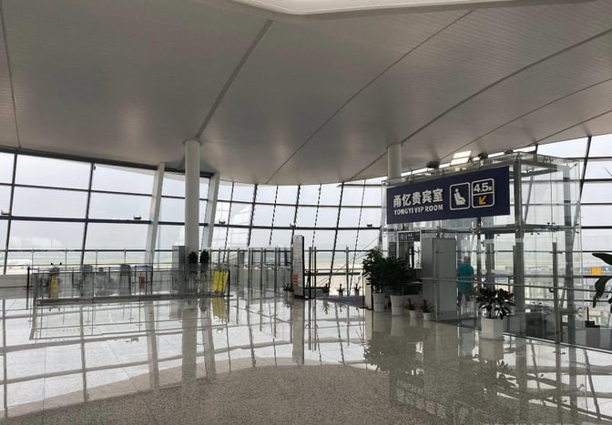 The entrance to the YONGYI VIP Room at Ningbo Lishe International Airport is located near Gate 45 with clear signage.