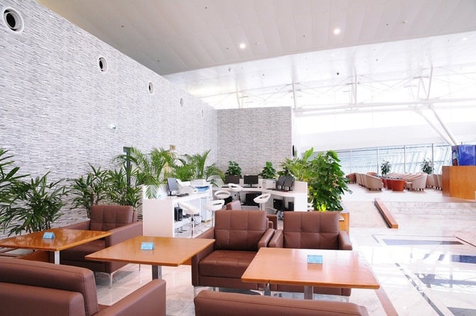 Seating area in the ACV Business Lounge at Noi Bai International Airport features comfortable chairs and tables with nearby workstations.