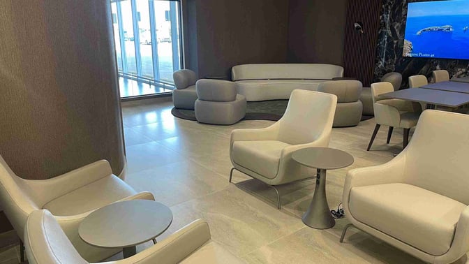 The seating area at BRT Lounge Sinop features comfortable chairs and tables, providing a relaxing space for travelers.