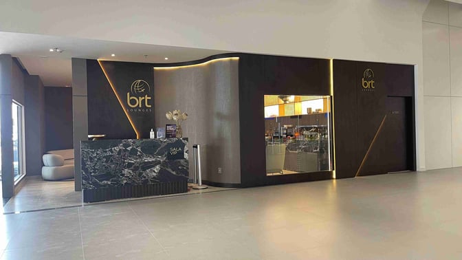 The BRT Lounge entrance at Presidente João Figueiredo Airport features a reception desk and visible seating area for guests.