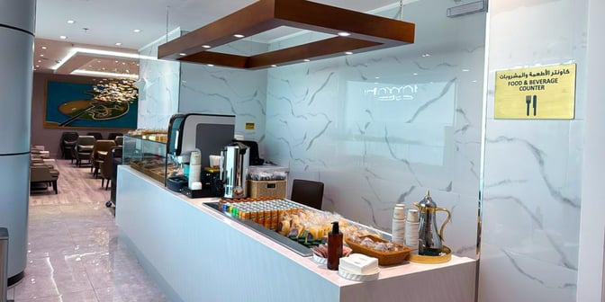 The Hayyak Lounge at Prince Abdul Mohsin bin Abdulaziz International Airport features a food and beverage counter with self-serve snacks and drinks.