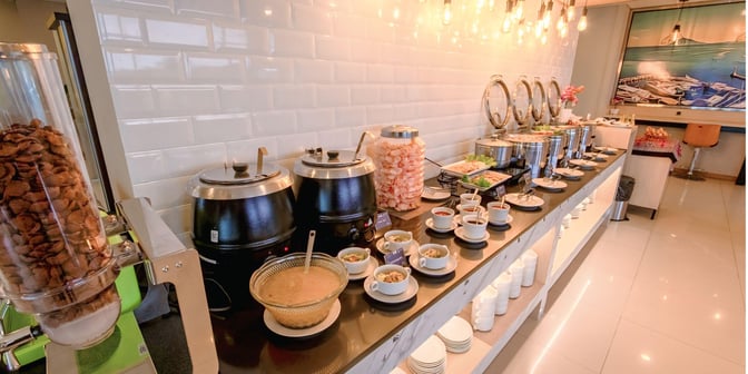 The Concordia Lounge at Sam Ratulangi International Airport features a self-serve buffet with hot dishes, snacks, and beverages.