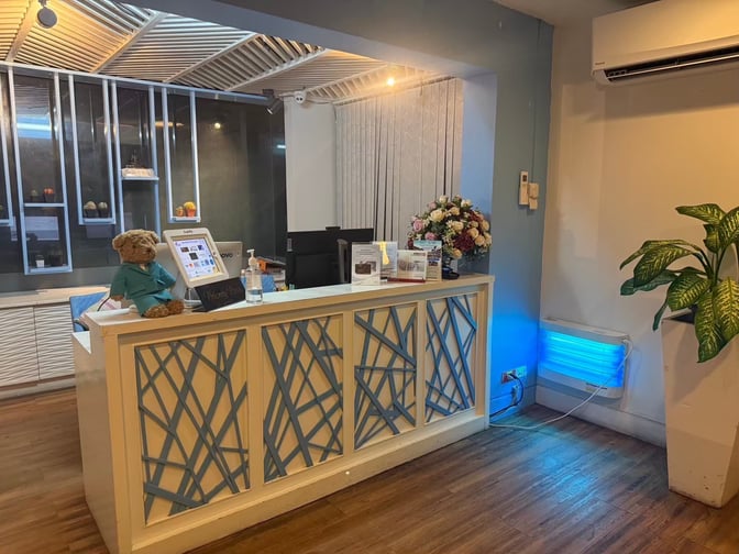 The reception area of Bangkok Airways Blue Ribbon Lounge at Samui International Airport features a check-in counter with informational displays.