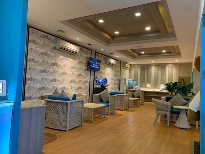 The Bangkok Airways Blue Ribbon Lounge at Samui International Airport features comfortable seating and a self-serve refreshment area.