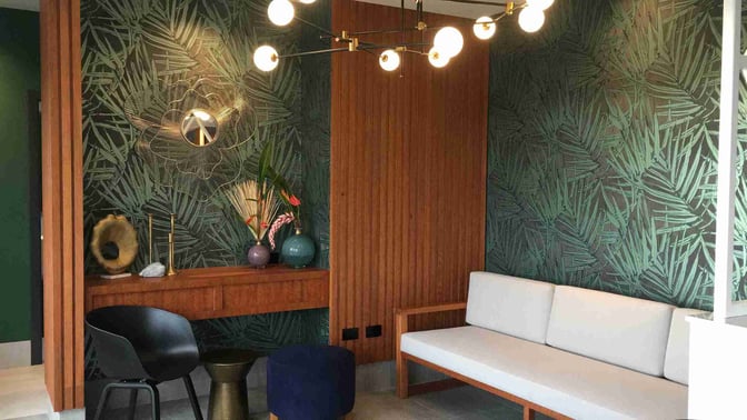 The seating area in Magma Lounge at San Cristóbal Airport features a sofa and decorative elements for passenger relaxation.