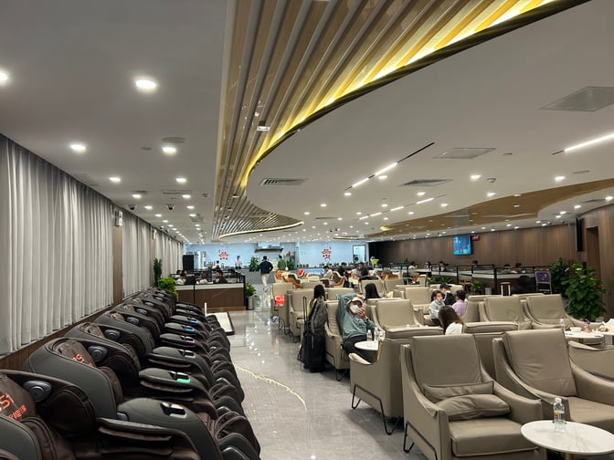 The V1 First Class Lounge at Sanya Phoenix International Airport features massage chairs and comfortable seating areas for relaxation.