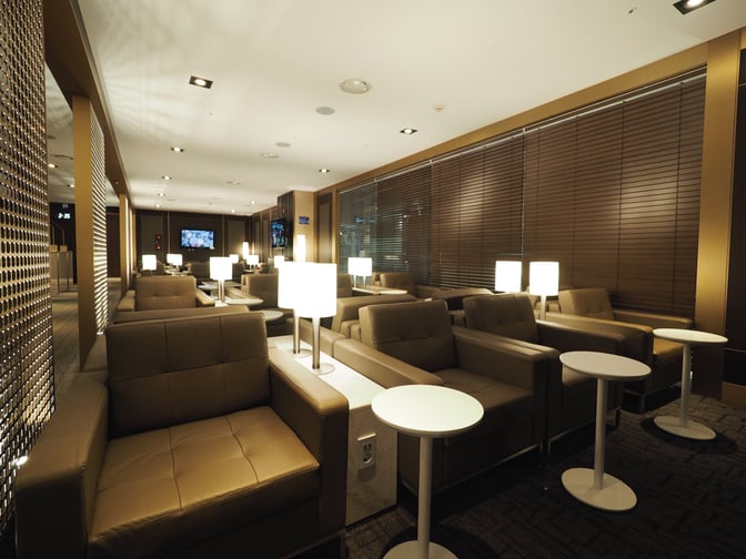 The Sky Hub Lounge at Gimpo International Airport features comfortable seating with individual tables and lamps, ideal for relaxation.
