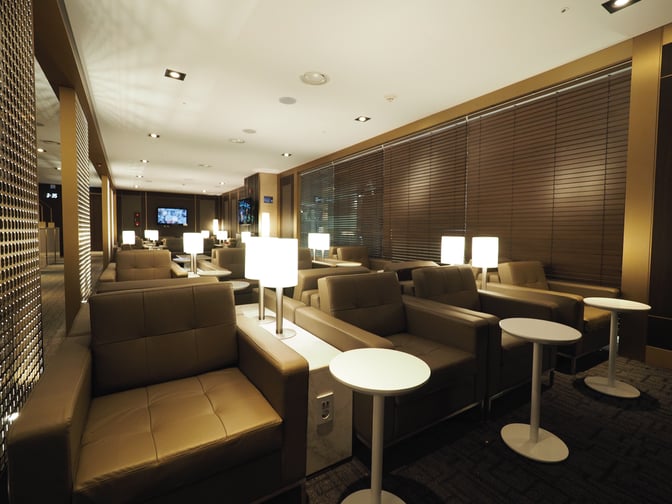 The Sky Hub Lounge at Seoul Incheon International Airport features comfortable seating with individual tables and lamps for travelers.