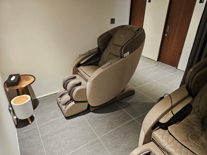 The MATINA Lounge East at Seoul Incheon Airport features massage chairs for relaxation near Gate 11, with adjacent side tables.