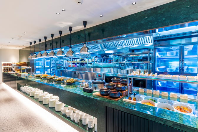 The MATINA Lounge East at Seoul Incheon Airport features a self-serve buffet with a variety of hot and cold dishes.