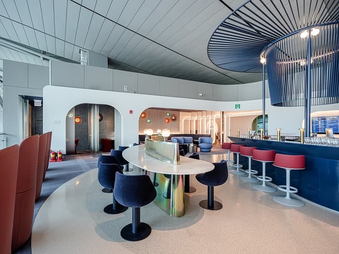 The oneworld Lounge at Seoul Incheon International Airport features a bar area with counter seating and adjacent semi-private booths.
