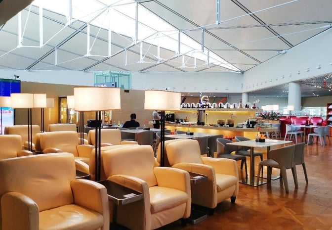 The China Southern Sky Pearl Lounge at Shanghai Hongqiao International Airport features comfortable seating and a self-serve dining area.