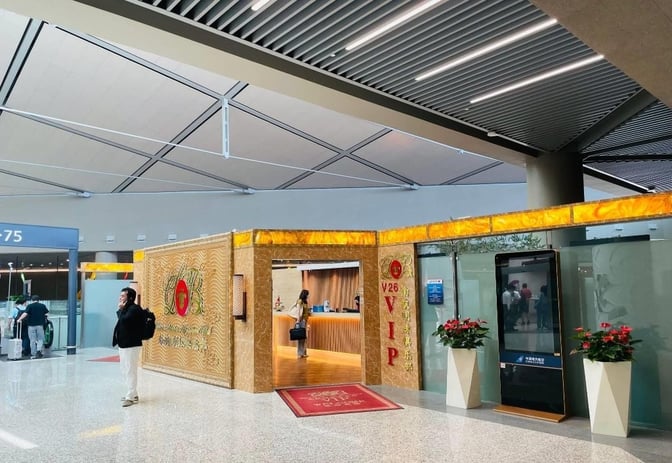 The entrance to the China Southern Sky Pearl Lounge V26 at Shanghai Hongqiao International Airport is located near Gate 75.
