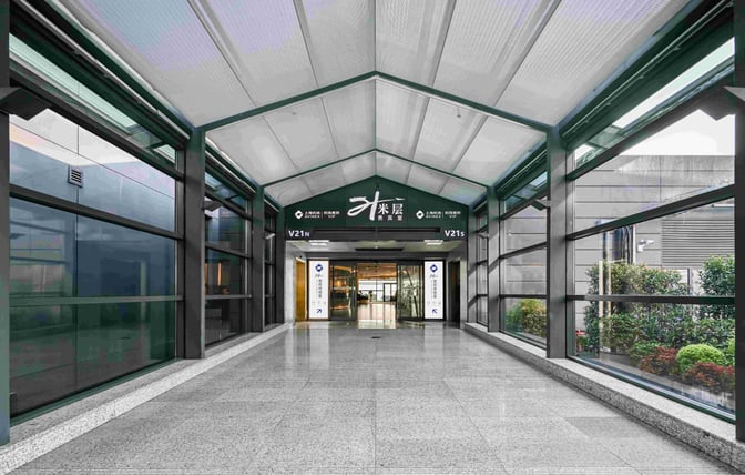 The entrance to the 21-Metre-Level VIP Lounge at Shanghai Hongqiao International Airport features clear signage and glass walls.