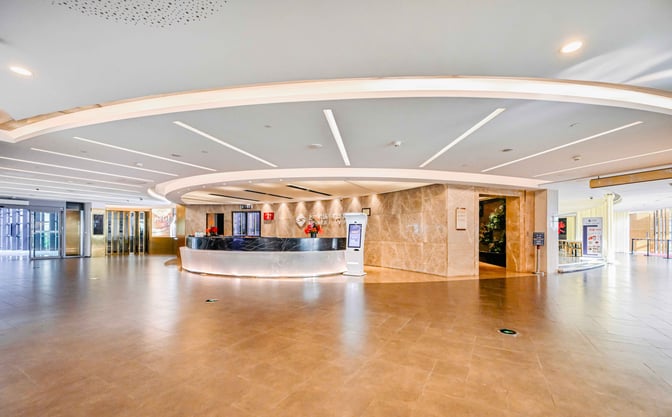 The 21-Metre-Level VIP Lounge entrance at Shanghai Hongqiao International Airport features a reception desk and digital information kiosk for guest services.