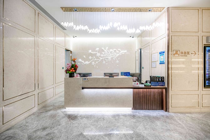 The reception area of No. 135 VIP Lounge at Shanghai Pudong International Airport features a check-in desk and signage directing to the rest area.