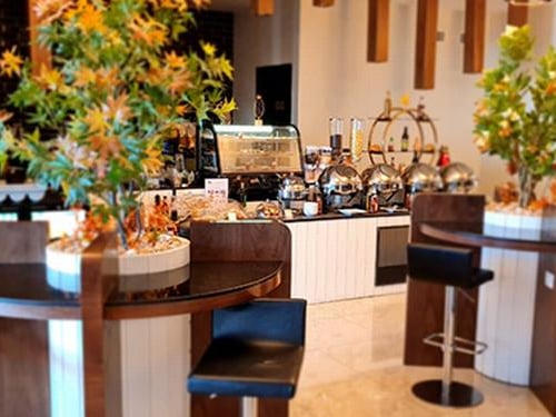 The Pearl Lounge at Sharm el-Sheikh International Airport features a self-serve food station with hot dishes and beverage options.