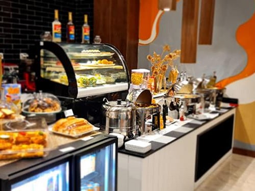 The Pearl Lounge at Sharm el-Sheikh International Airport features a self-serve buffet with hot dishes, pastries, and beverages.