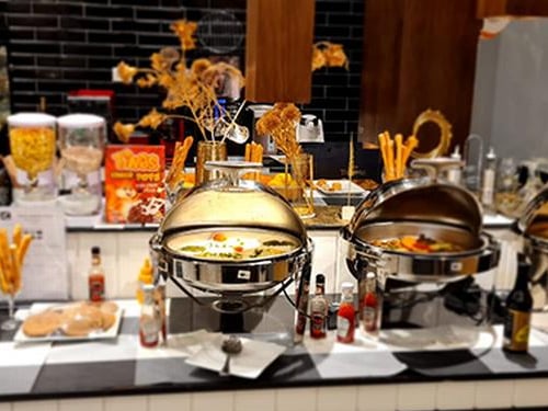 The Pearl Lounge at Sharm el-Sheikh International Airport features a self-serve food station with hot dishes and breakfast cereals.