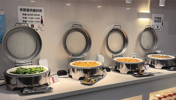 The buffet area in China Southern First/Business Class Lounge at Shenyang Airport offers self-serve hot dishes during designated meal times.