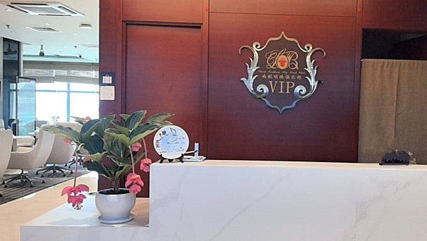 The entrance to the VIP lounge at Shenyang Taoxian International Airport features a reception desk and seating area.