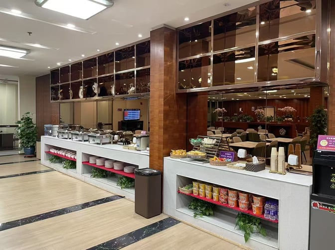 The food area in the Easy Boarding Lounge at Shenyang Taoxian International Airport offers a variety of self-serve snacks and beverages.