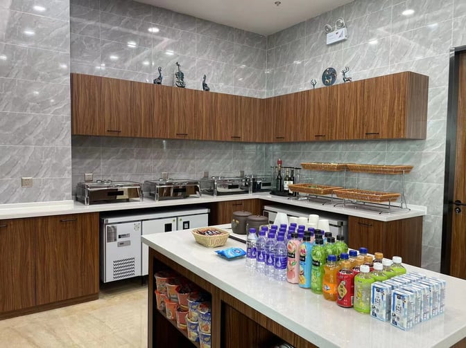 The self-serve food area in Shenyang Taoxian International Airport's First Class Lounge offers beverages, snacks, and hot food options.