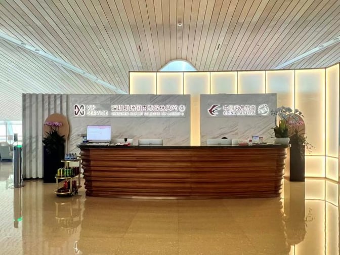 The reception area of Domestic VIP Lounge 3 at Shenzhen Bao'an International Airport features a service desk and signage for China Eastern Airlines.