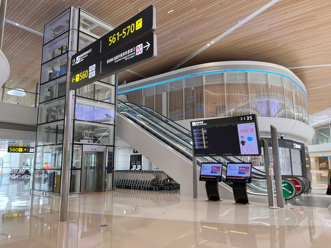 The Shenzhen Airport Domestic VIP Lounge 3 direction signage at Shenzhen Bao'an International Airport.