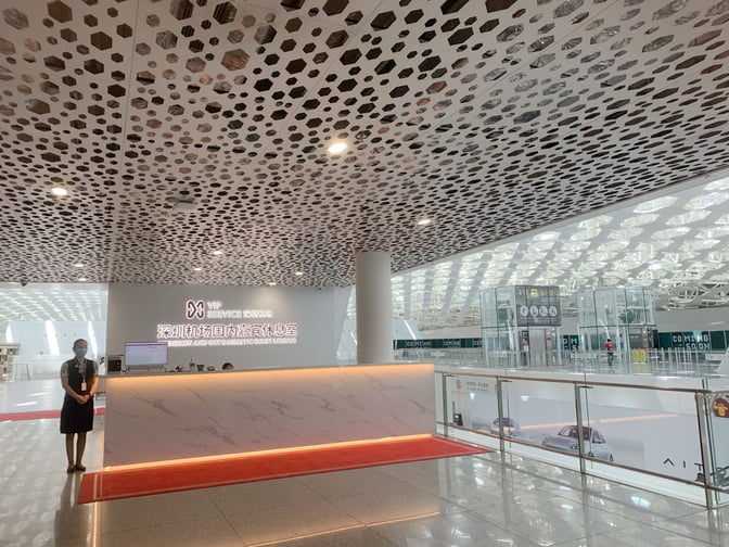 The entrance to the Domestic Guest Lounge at Shenzhen Bao'an International Airport features a reception desk and signage for VIP services.