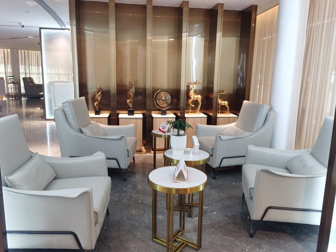 The China Southern Guest Lounge at Shenzhen Bao'an International Airport features a seating area with armchairs and decorative sculptures.