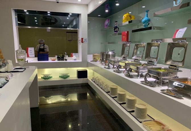 The China Southern No. 2 Lounge at Shenzhen Bao'an International Airport features a buffet area with self-serve hot dishes and beverages.