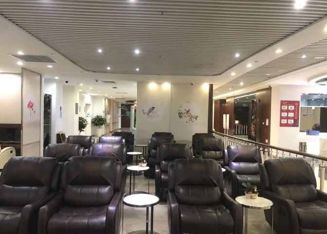 The seating area in China Southern No. 2 Lounge at Shenzhen Bao'an International Airport features reclining chairs and small side tables.