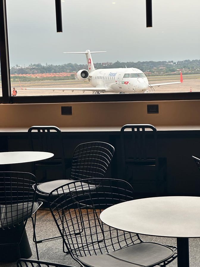 Seating area in the Sala VIP Black at Silvio Pettirossi International Airport offers views of the runway and parked aircraft.