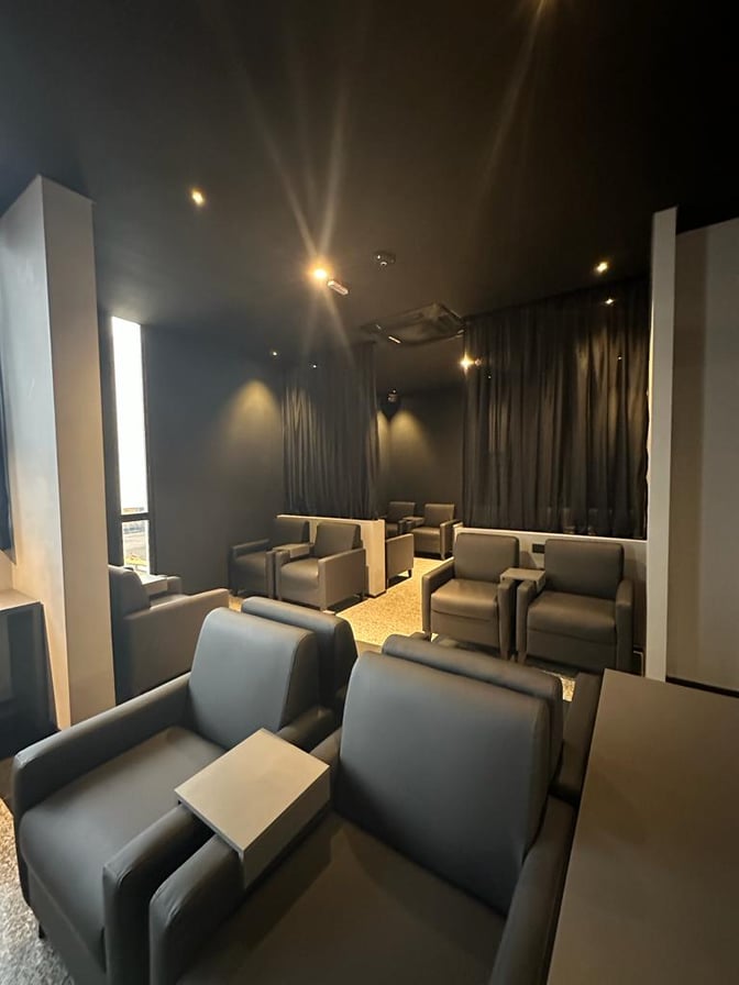 The seating area in Sala VIP Black at Silvio Pettirossi International Airport features multiple armchairs arranged for passenger comfort.