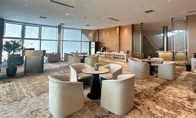 The First Class Lounge at Taizhou Luqiao Airport features comfortable seating and a self-serve beverage area with various drink options.