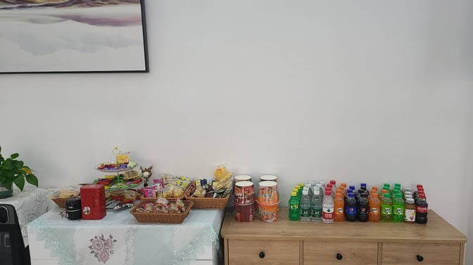 The snack and beverage station at Wuhu Xuanzhou Airport's Business VIP Lounge offers assorted snacks, instant noodles, and a variety of bottled drinks.