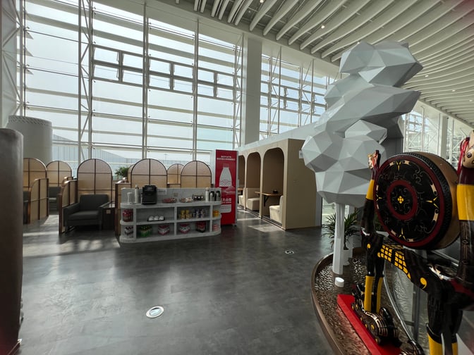 The V18 VIP Lounge at Wuhan Tianhe International Airport features semi-private seating booths and a self-serve snack station.