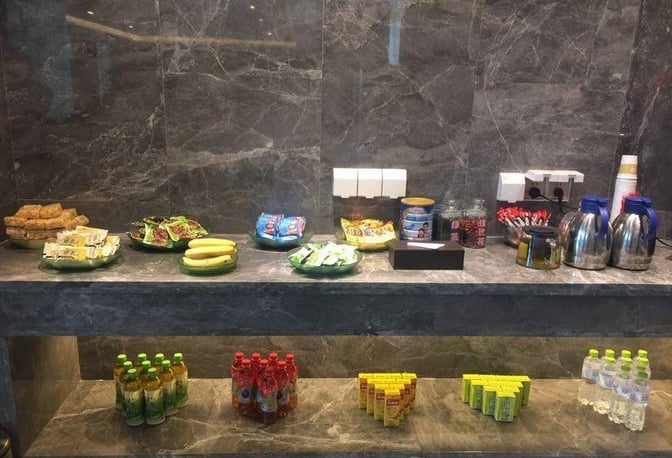 The First Class Lounge No. 1 at Wuhan Tianhe International Airport offers a self-serve snack station with packaged snacks, fruits, and beverages.